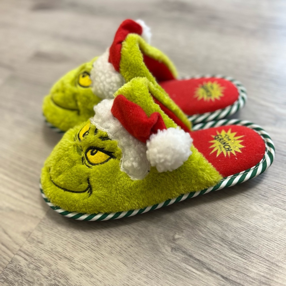 Youth The Grinch slippers. Size 13/1